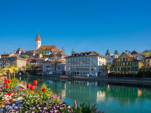 Schoene Ferienwohnung Mit Seeblick Thun Exteriör bild